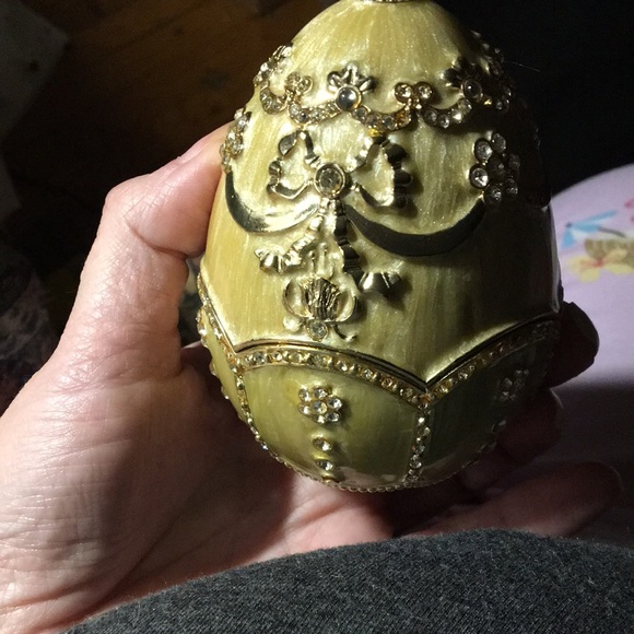 Cardinal 5” Enameled Egg Music Box with Base working and in EUC - Picture 3 of 10